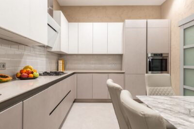 Cuisine équipée sur mesure avec colonnes, four encastré et plan de travail en angle